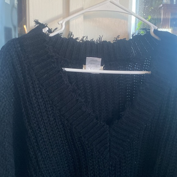 Black vneck sweater with fringe - Picture 2 of 3